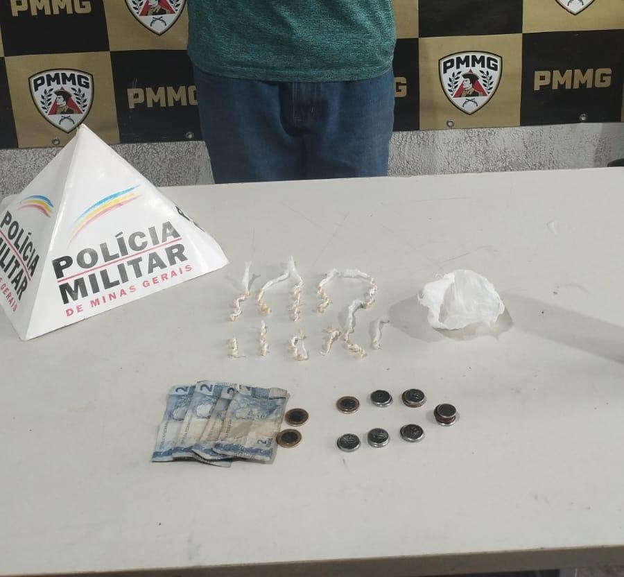 Polícia Militar apreendeu drogas, dinheiro trocado e materiais usados para o tráfico após prisão de suspeito em Uberaba, durante atendimento de ocorrência de violência doméstica. (Foto/Divulgação/PMMG)