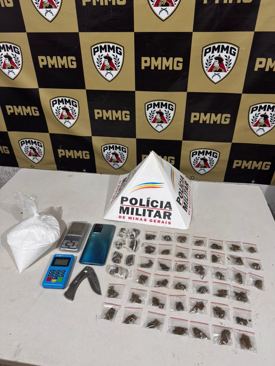 Polícia Militar apreende cerca de 1 kg de cocaína, maconha e materiais usados para tráfico em apartamento no bairro Guanabara, em Uberaba. (Foto/Divulgação/PMMG)