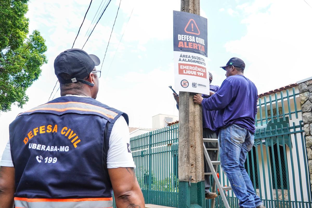 Instalação das placas em áreas de risco (Foto/Lílian Veronezi/PMU)