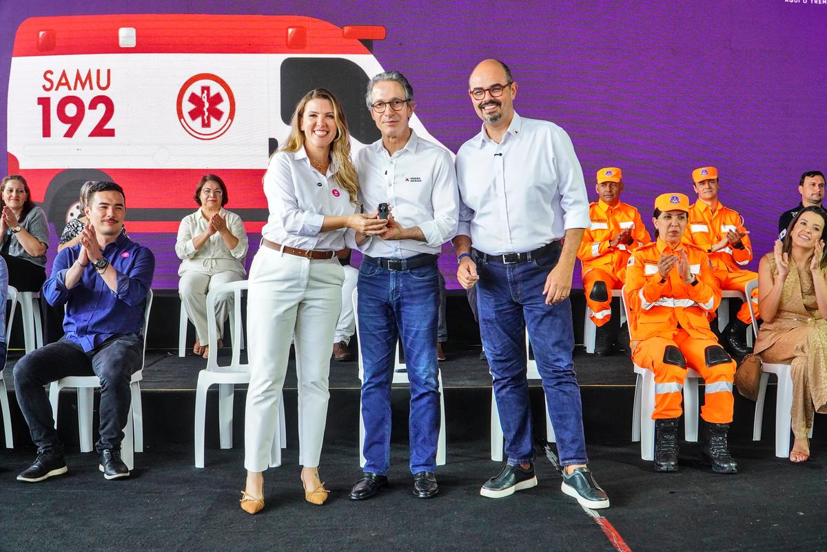 Governadro Romeu Zema e o vice, Mateus Simões, fizeram a entrega simbólica da chave de uma das ambulâncias do Samu à prefeita Elisa Araújo   (Foto/Lilian Veronezi/PMU)