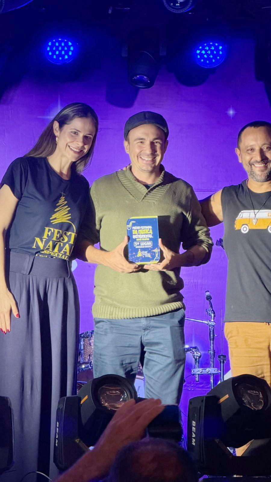 Felipe Colenghi, musico uberabense, que ficou entre os 3 finalistas do Fest Natal em Araxá , ao lado dele Elisa, presidente da fundação cultural e Calmon Barreto, fundador do festival é professor na escola de música de Araxá (Foto/Arquivo pessoal)