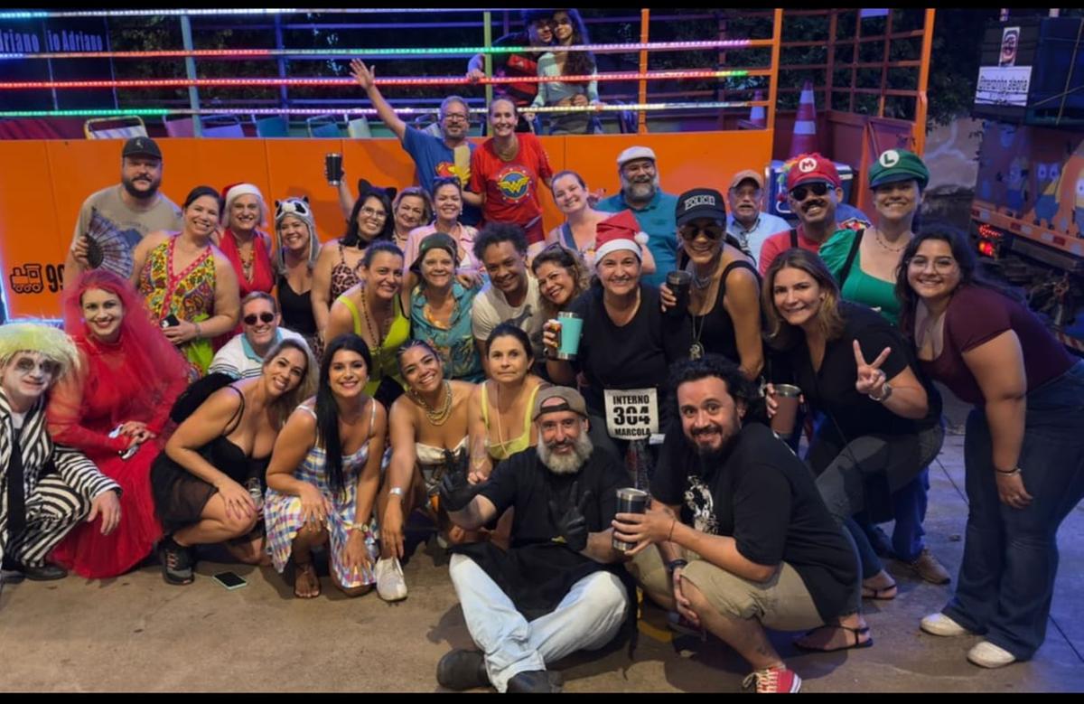 Berta, Jorgito e a sua turma em noite de festa (Foto/Divulgação)