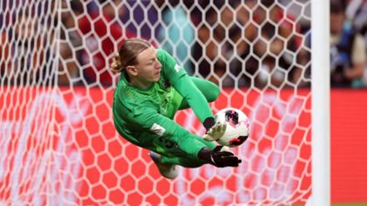 Safonov fraturou a mão durante os pênaltis e mesmo assim seguiu em campo, sendo decisivo para o título do PSG (Foto/Jan Kruger/Fifa via Getty Images)