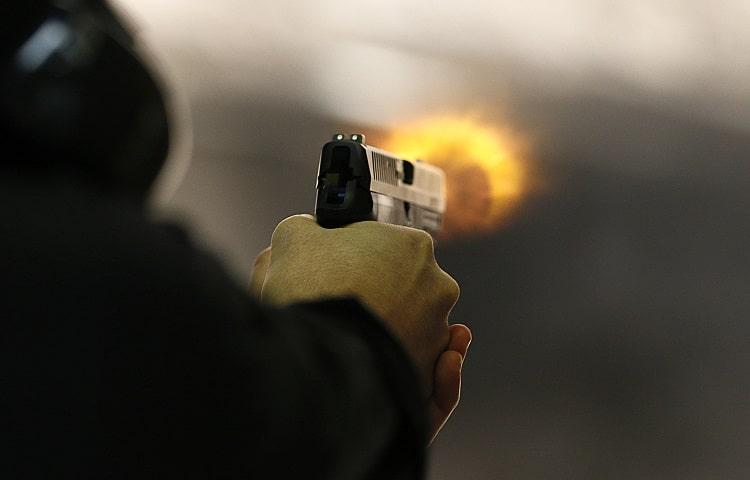 Uma testemunha, uma mulher de 45 anos que estava dentro da residência, confirmou ter ouvido os disparos (Foto/Ilustrativa)