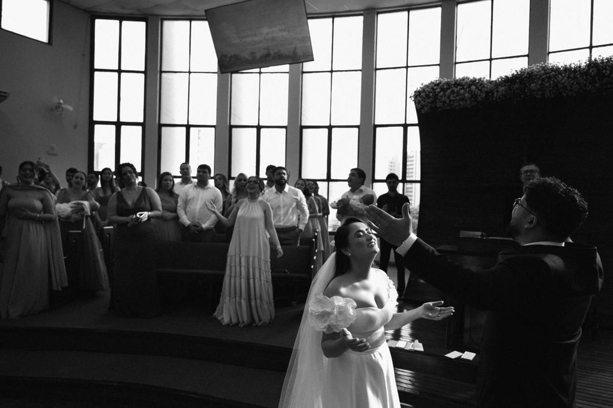 Maria Paula Ávila e Gabriel Veríssimo em momento de louvor, no altar da Igreja Presbiteriana Central de Uberaba (Foto/Arquivo pessoal)