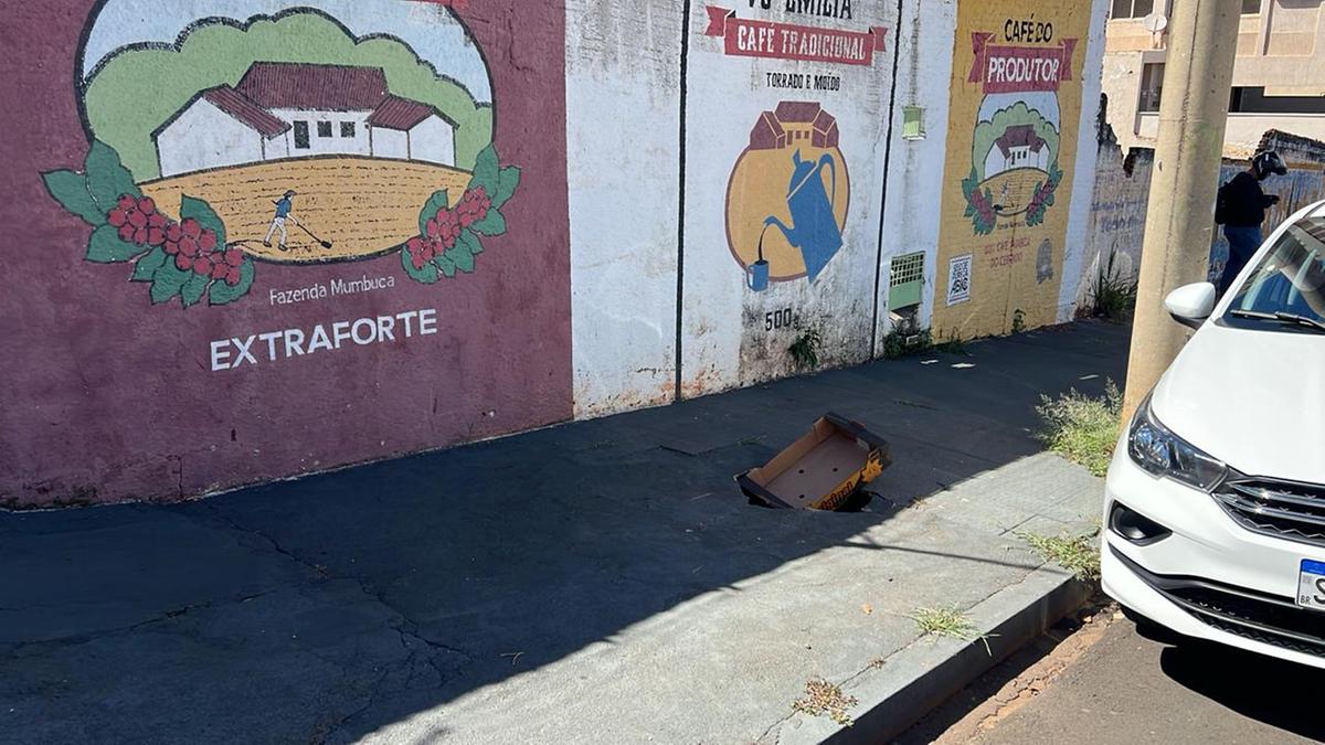 Uma caixa foi utilizada para sinalizar o buraco na via (Foto/Divulgação)