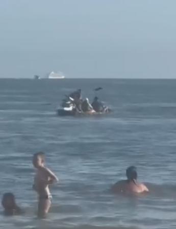O assalto ganhou repercussão após imagens circularem nas redes sociais, mostrando o momento em que os suspeitos abordam o casal no mar (Foto/Reprodução)