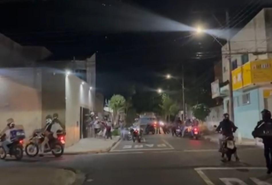 Imagens registradas por celular mostram movimentação e clima de tensão em frente à residência após desentendimento no trânsito, envolvendo motociclista e motorista (Foto/Reprodução)