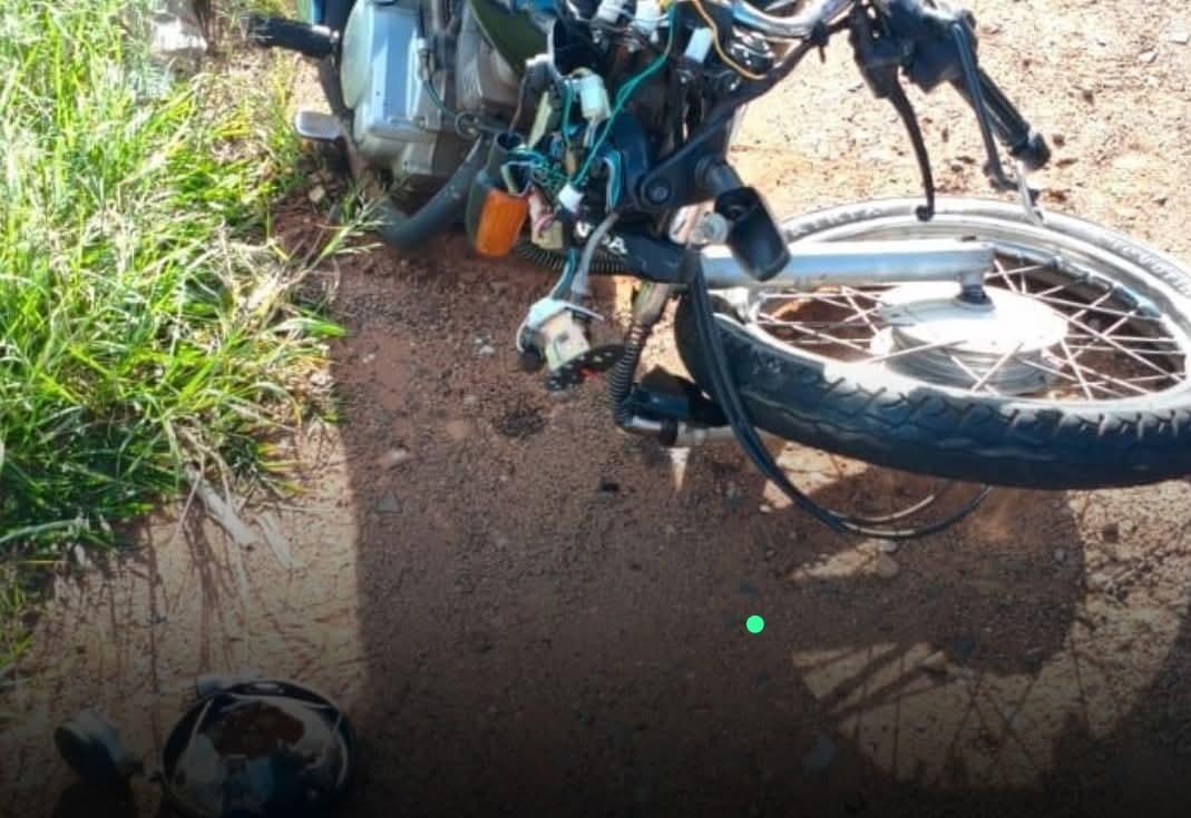 Moto teve a roda dianteira arrancada após colisão com caminhão, na avenida José Geraldo de Souza, no Jardim Copacabana (Foto/Divulgação)