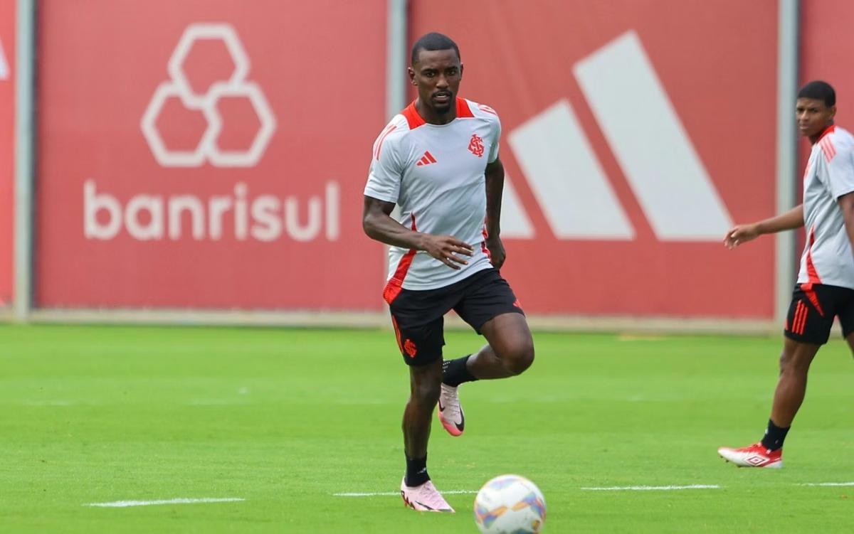 Ramon, lateral-esquerdo reserva do Internacional (Foto: Ricardo Duarte/SC Internacional) 