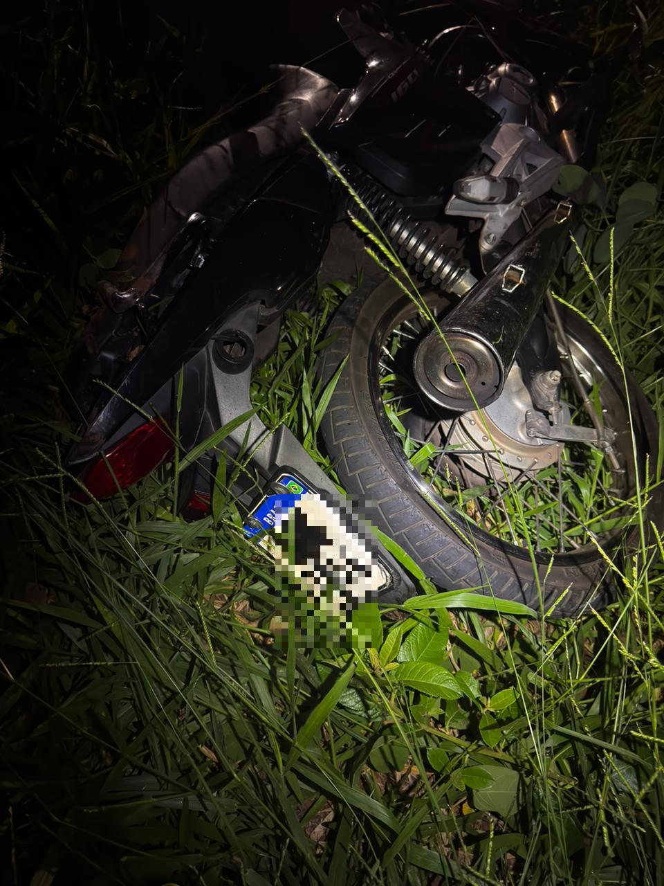 Motocicleta foi apreendida após o condutor fugir de abordagem policial durante a Operação Cavalo de Aço em Uberaba. (Foto/Divulgação/PMMG)