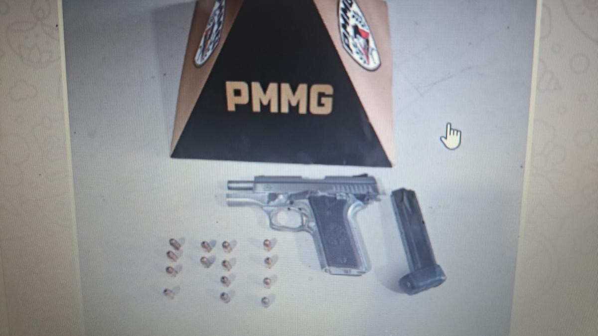 Arma de fogo e munições apreendidas pela Polícia Militar durante ação de apoio ao cumprimento de mandado judicial em Uberaba. (Foto/Divulgação/PMMG)