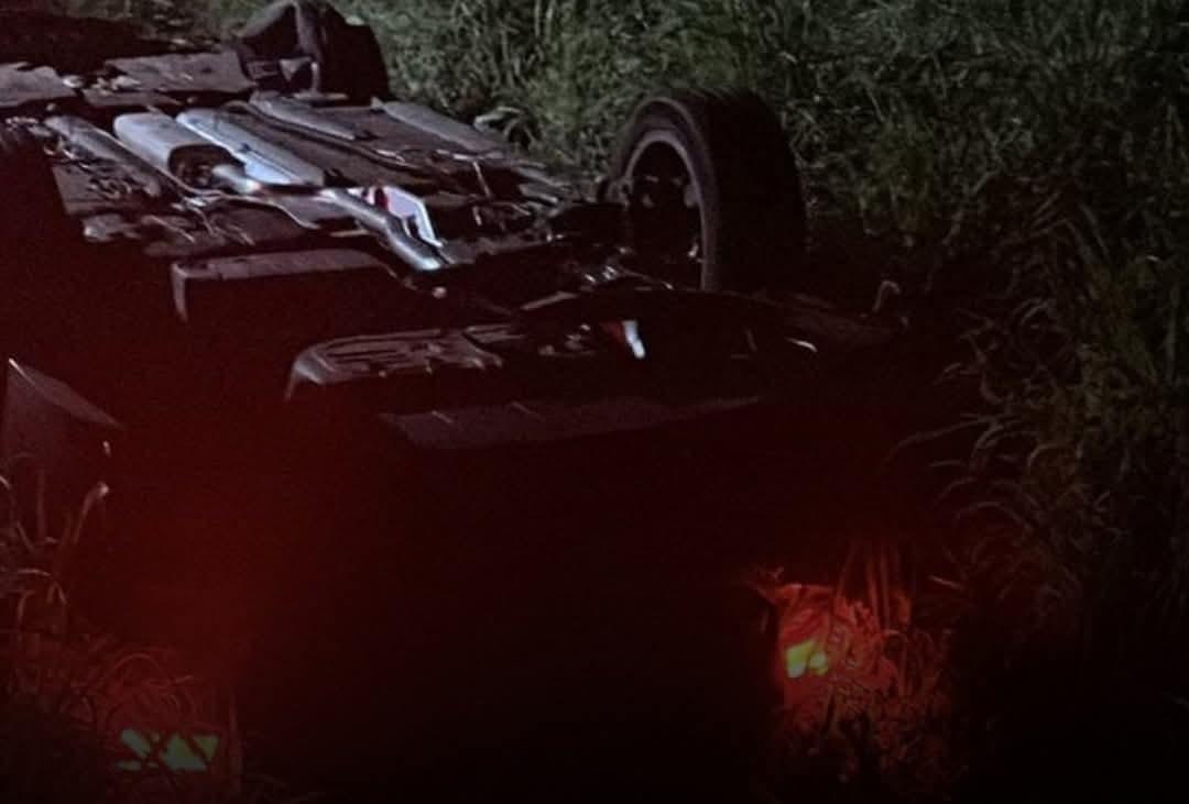 Veículo GM SUV ficou destruído após capotar e cair em valeta à margem da BR-262, próximo ao trevo de São Basílio (Foto/Divulgação)