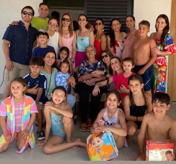 Iris Boscolo cercada dos netos e bisnetos em dia de muita união, amor e alegria (Foto/Arquivo pessoal)