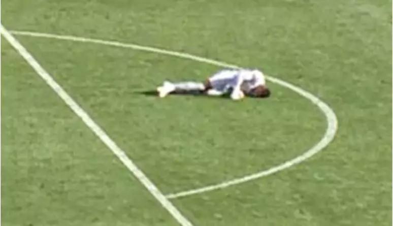 Monged Elneel foi atendido em campo, voltou à partida e teve atuação decisiva na vitória do Sudão (Foto/Redes Sociais/Terra)