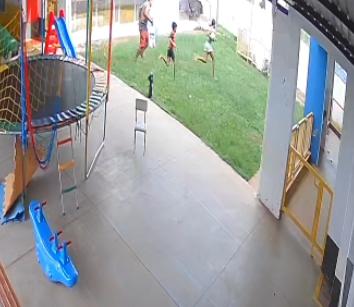 O vídeo mostra ao menos três pessoas, entre elas um adulto, um adolescente e uma criança, adentrando a unidade de ensino e realizando o saque de objetos de uso pedagógico (Foto/Reprodução)