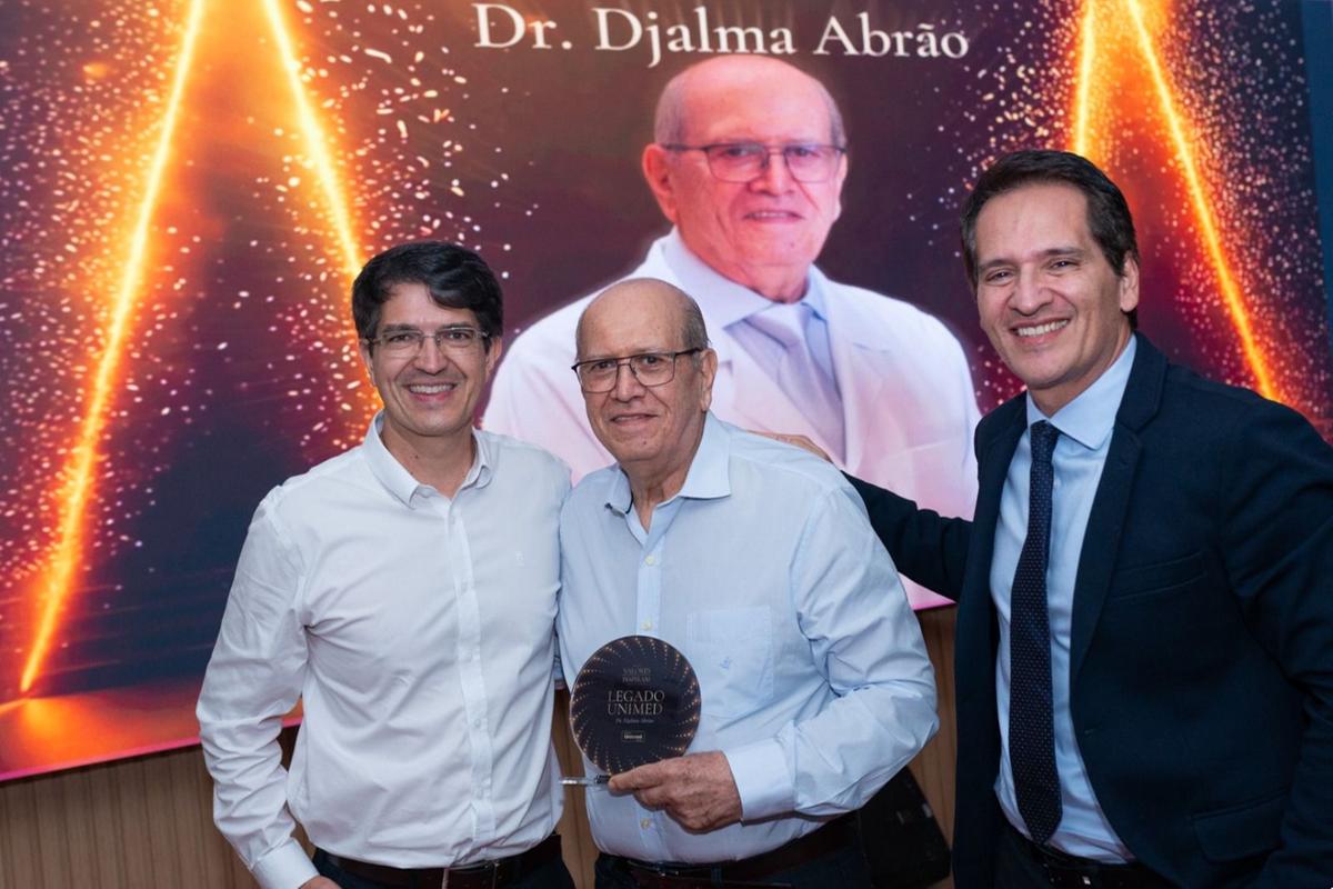 Dr. Reynaldo Miranda e dr. Djalma Jr. entregam o troféu ao dr. Djalma Abrão (Foto/Divulgação)