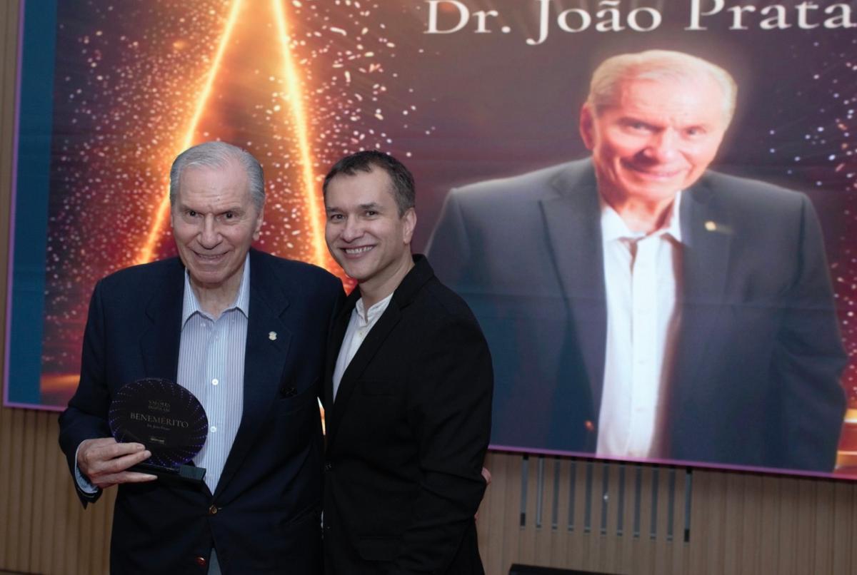 Dr. João Prata recebeu o troféu das mãos do diretor de Saúde, dr. Joaquim Paes (Foto/Divulgação)