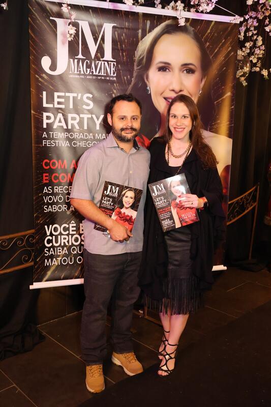 Ecoando ainda o sucesso da última edição do ano de 2025 da revista JM Magazine, que chega em sua 90º edição; na foto, o casal Mateus Santos e Larissa Prata Ciabotti Santos (Foto/Divulgação)