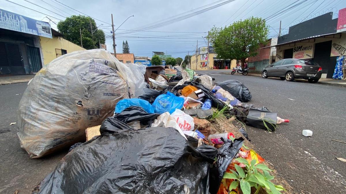 Pelas imagens, é possível ver grande quantidade de lixo nas ruas (Foto/Divulgação)