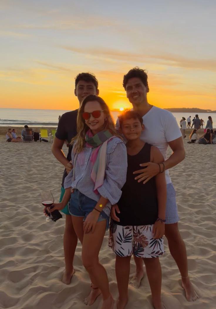 Em clima de praia, Tunica Barbosa e Daniel Cecílio e os filhos do casal, Caio e Pedro esperam a chegada do ano novo (Foto/Arquivo pessoal)