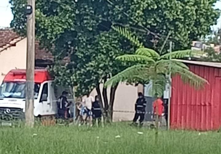 Polícia Militar e equipes do Samu atenderam ocorrência de encontro de cadáver na Rua das Violetas, no bairro Nossa Senhora de Lourdes, em Uberaba (Foto/Divulgação)