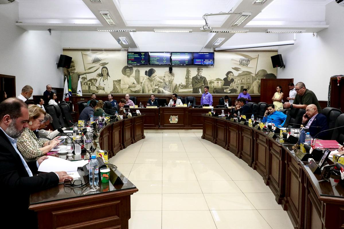 Relatório do Departamento de Apoio Parlamentar da Câmara de Uberaba indica que em 2005 plenário analisou 3.793 proposições do tipo requerimento, 11.515 indicações e 108 moções (Foto/Rodrigo Garcia)