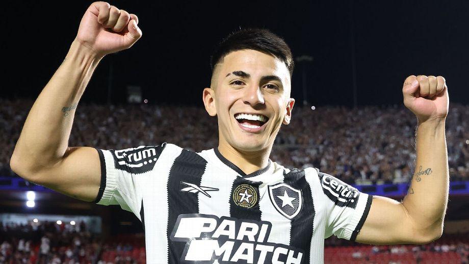 A penalidade é pela pendência de pagamento envolvendo a contratação do meia Thiago Almada em 2024. (Foto/Vitor Silva/Botafogo)