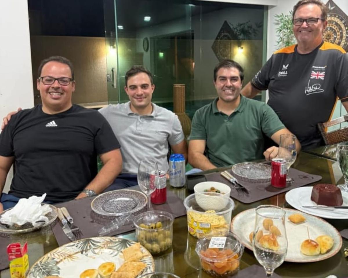 Conversa vai, conversa vem, sempre de olho no calendário (Foto/Arquivo pessoal)