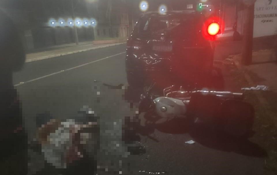Motociclista ficou ferido após colidir com a traseira de um carro estacionado na avenida Leopoldino de Oliveira, em Uberaba, poucos metros após o cruzamento com a rua Oswaldo Cruz (Foto/Divulgação)