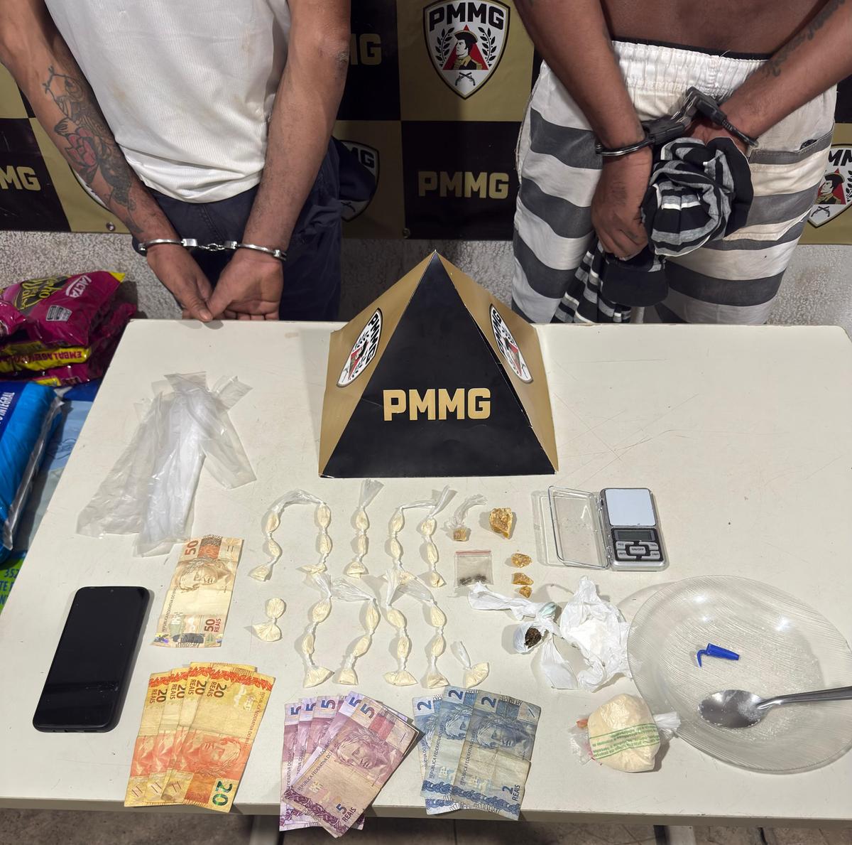 Entorpecentes, dinheiro e materiais utilizados no preparo e na comercialização de drogas foram apreendidos durante ação policial (Foto/Divulgação)