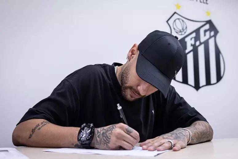 Neymar renova com o Santos até 2026 e mira retomar atuações de em alto nível ((Foto/Raul Baretta/Santos FC/Esporte News Mundo))