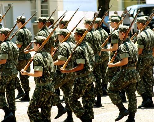 O alistamento é gratuito dentro do prazo. No caso dos homens, quem perde a data-limite paga multa por atraso e passa a concorrer na seleção do ano seguinte (Foto/Reprodução)