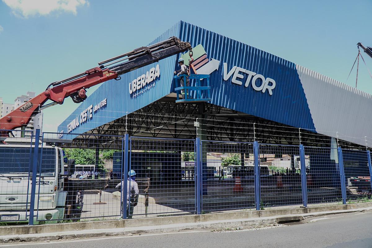 Empresa especializada está atuando na reparação dos estragos causados pela tempestade e o segundo ônibus que apoiava a estrutura já foi retirado (Foto/Alfredo Neto/PMU)