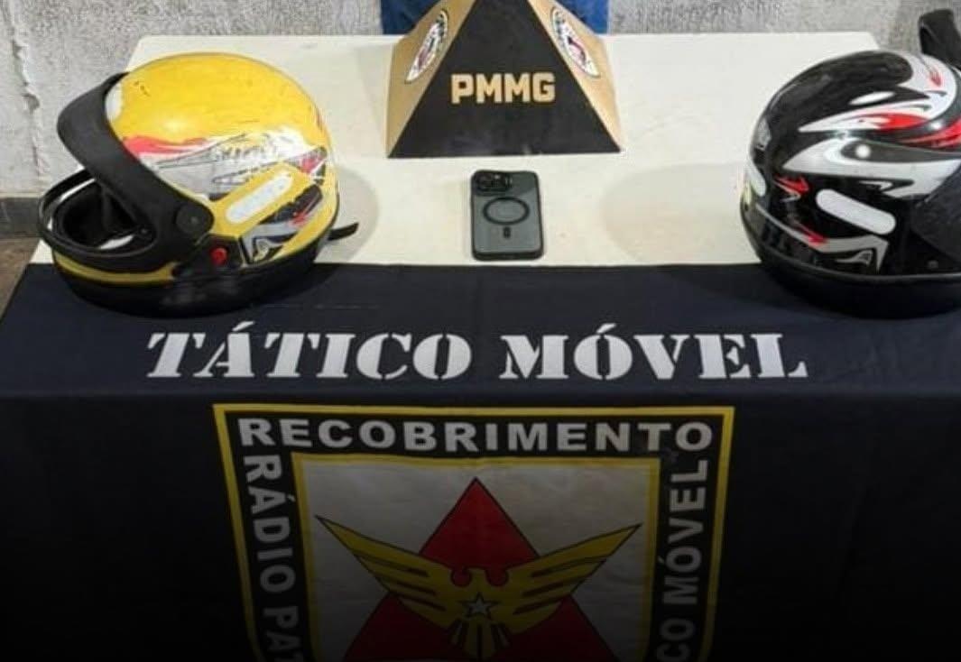 Capacetes apreendidos pela Polícia Militar e que seriam usados pela dupla suspeita quando da prática de assaltos violentos contra mulheres em diferentes regiões de Uberaba (Foto/Divulgação)