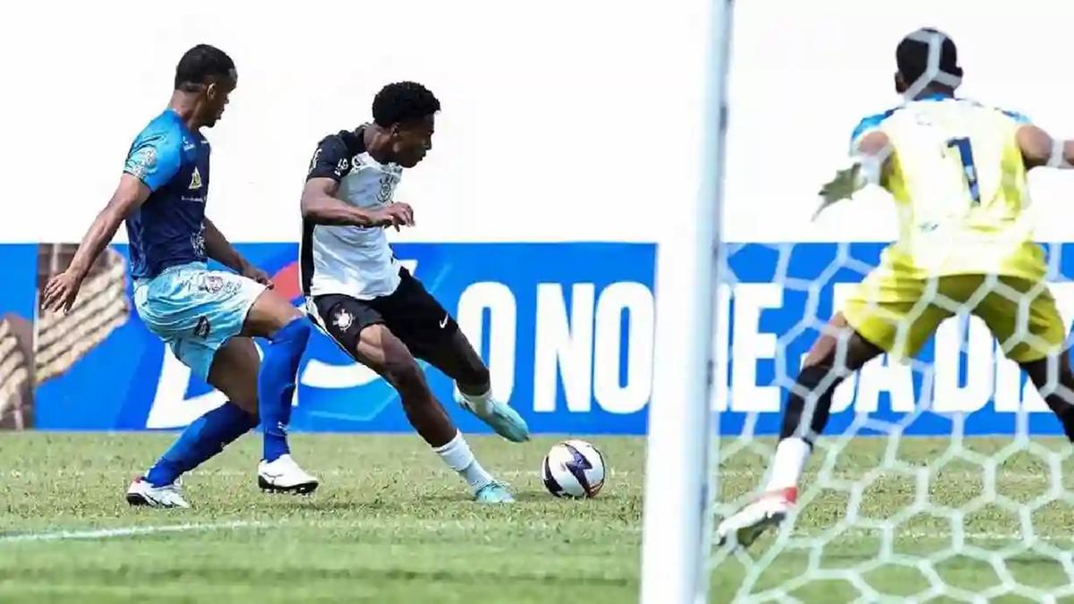 Luizinho (Favela) marcou no fim e garantiu a vitória do Corinthians na estreia da Copinha. (Foto/Fernando Vieira Sá)