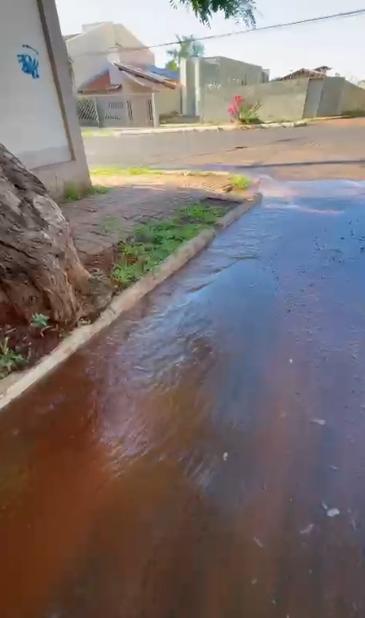 Segundo relato encaminhado ao Jornal da Manhã, o vazamento estaria ocorrendo no local há cerca de dois dias, com grande volume de água escorrendo pela via (Foto/Reprodução)