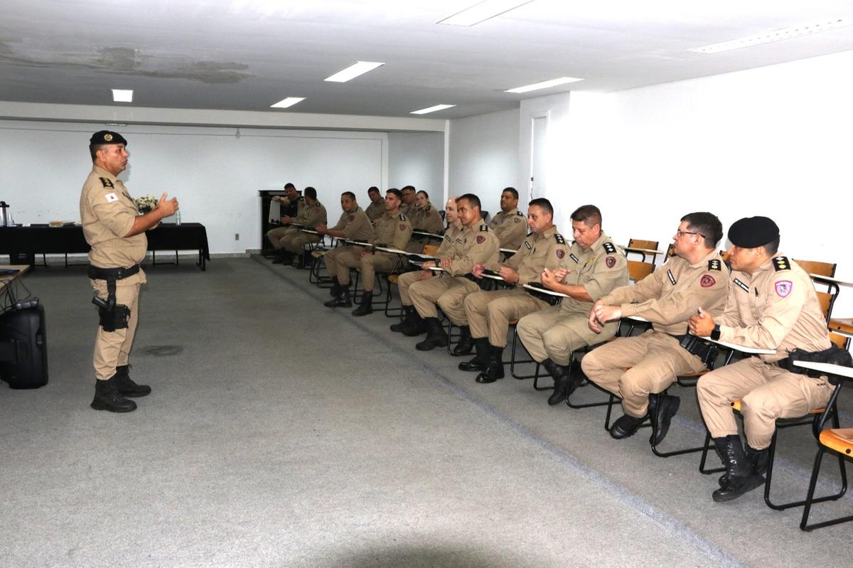 Comandante da 5ª Região da Polícia Militar, coronel Rodrigo Wolf Luz, recebe os novos capitães durante apresentação oficial em Uberaba. (Foto/Divulgação/PMMG)