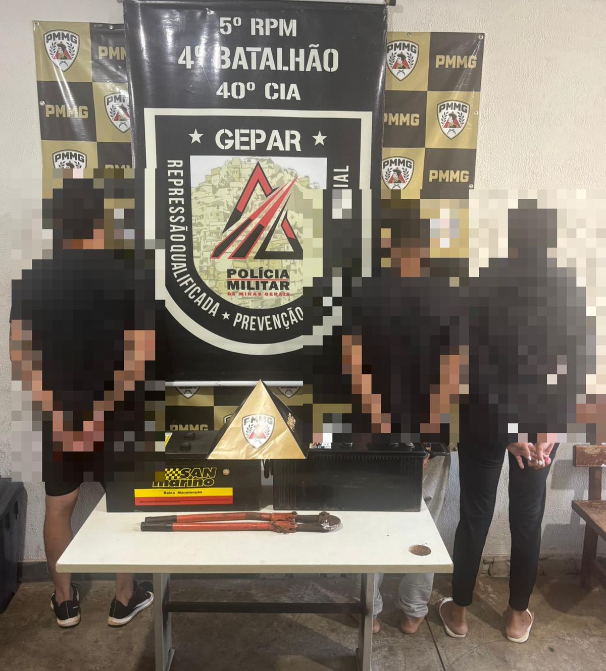 Casal e outro homem foram presos pela PM após investigação do assassinato de um jovem de 19 anos em Delta; materiais e veículo também foram apreendidos. (Foto/Divulgação/PM)