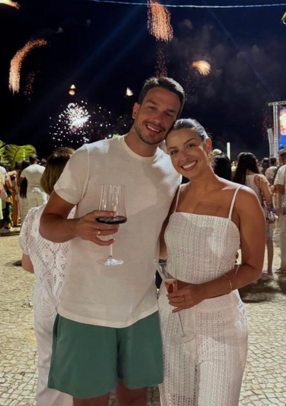 Manoel Squiapati e sua bela Bárbara Melo brindando 2026 em Vila Velha (Foto/Reprodução)
