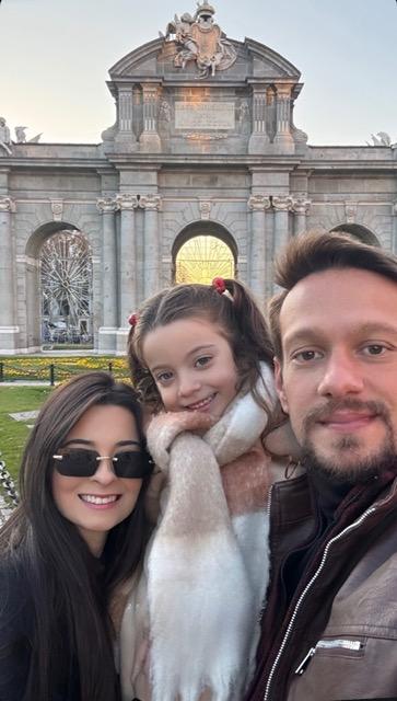 Em tour pela Europa o casal Julyenne Facury e José Luiz Skaff com a filha Isabelle (Foto/Reprodução)