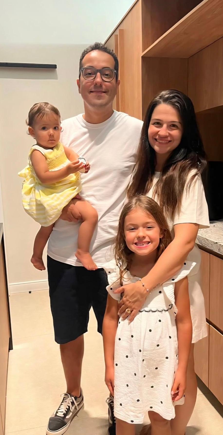 Pedro Augusto e Bruna Malagoli com as filhas Manu e Marina (Foto/Reprodução)