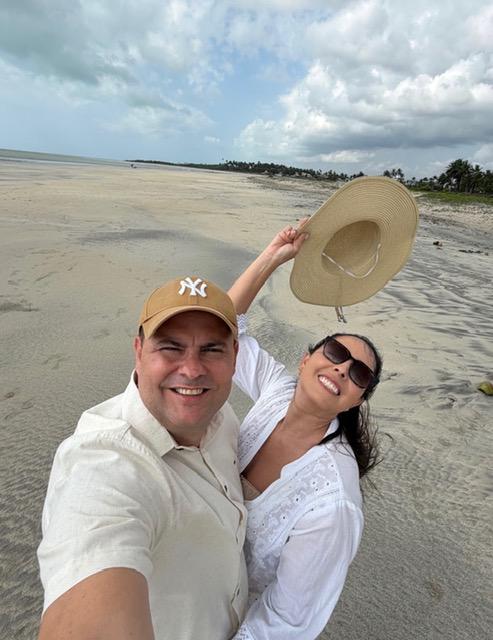 Com os pés em águas salgadas – de Maceió – nosso amigo Luiz Augusto Melo e sua esposa Nylza deram boas vindas a 2026 (Foto/Reprodução)