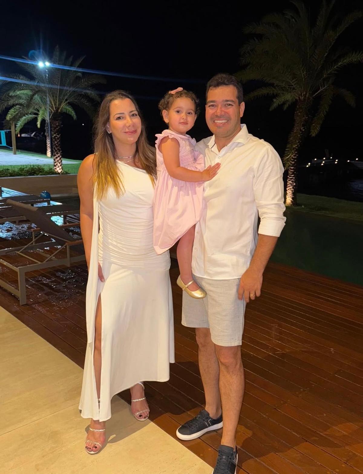 Nayara de Paula Nogueira e Rafael Nogueira com a fofa Maitê, comemoraram a chegada do novo ano no refugio da família – rancho as margens do Rio Grande (Foto/Reprodução)