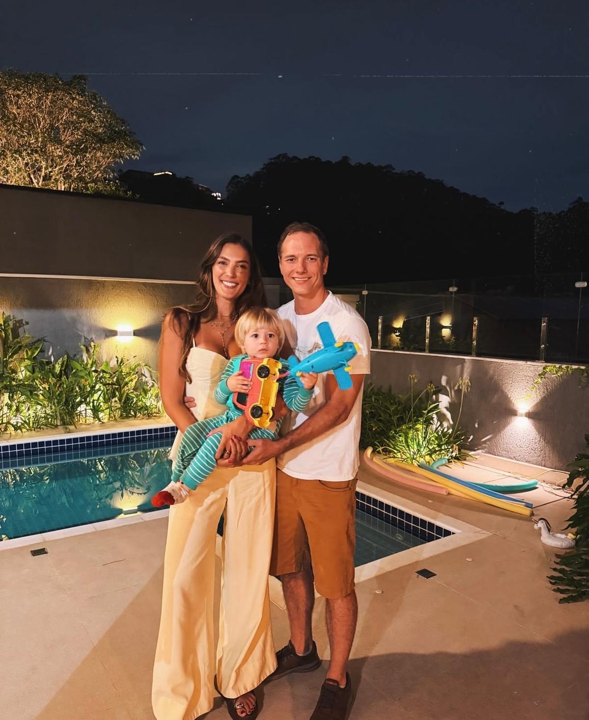 Thiessa Sickert e Philippe Winter com o filho Josef, na virada do ano em Vinhedo, onde moram (Foto/Reprodução)