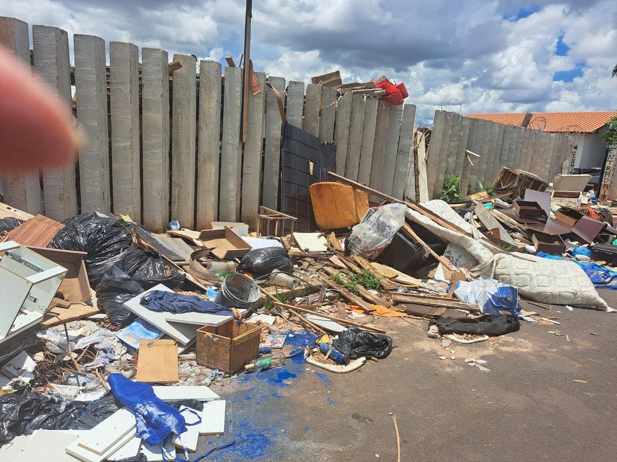 Segundo a denunciante, o terreno é cercado e há placas alertando sobre multa para quem descarta lixo irregularmente, mas, na prática, ninguém teria sido multado (Foto/Reprodução)