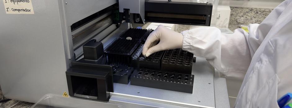 A iniciativa amplia o apoio laboratorial ao diagnóstico clínico da doença, especialmente no acompanhamento de contatos de casos já confirmados e na definição mais precisa da conduta terapêutica. (Foto/Lucas Luckeroth/Funed)