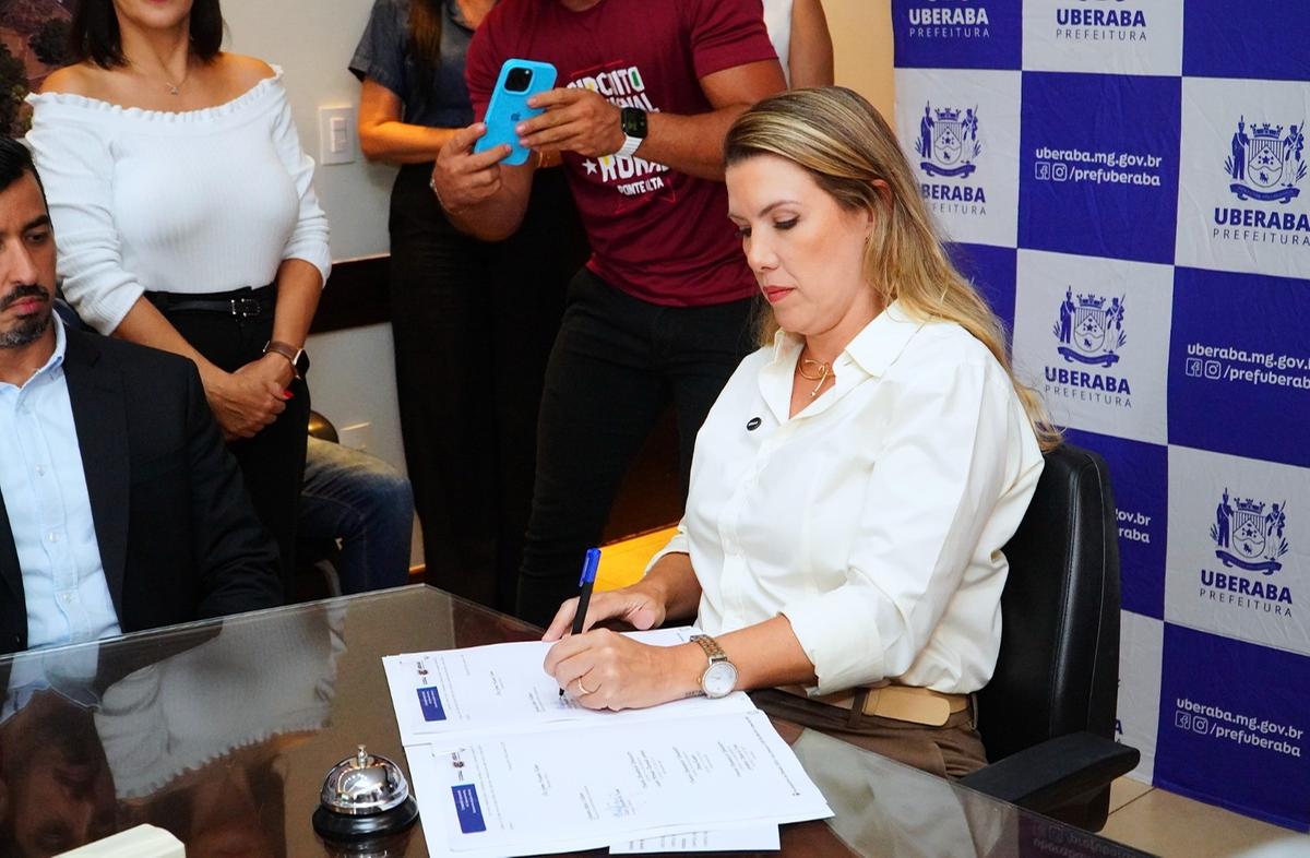Prefeita Elisa Araújo assina o contrato com o Consórcio Uberaba Sustentável, que vai supervisionar obras financiadas pelo CAF (Foto/Lilian Veronezi/PMU)