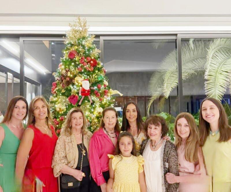 Todas a lindas mulheres da família Moura Vasques Cadelca, tendo à frente a matriarca Neide Moura Vasques (Foto/Reprodução)