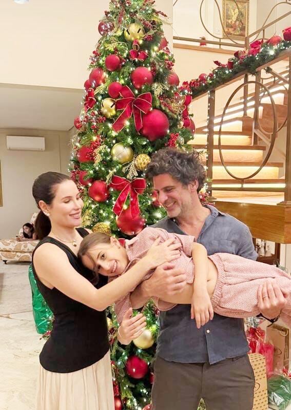 Bruna Hueb e Marcelo Abib festejam com a linda filha Helena (Foto/Reprodução)